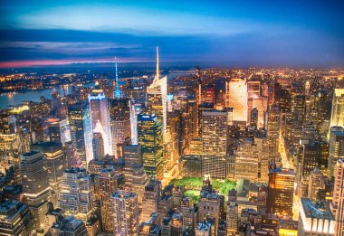 Manhattan'ın ışıklarından New York şehrinin gece, havadan görünümü
