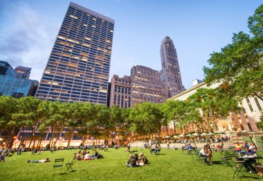 New York City - Haziran 2013: çevreleyen Manhattan yüksek binalar 