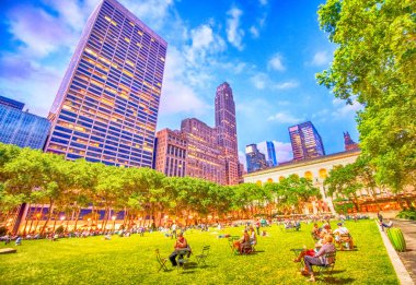 New York City - Haziran 2013: çevreleyen Manhattan yüksek binalar 