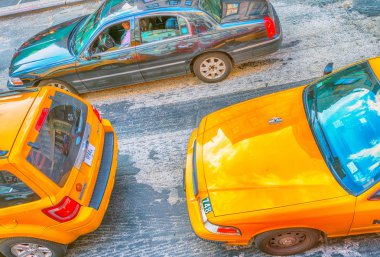 New York City - Haziran 2013: Sarı taksileri hız yukarıya boyunca şehir stree