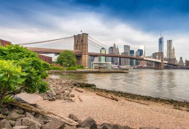 Brooklyn Köprüsü ve Manhattan skyline şafak