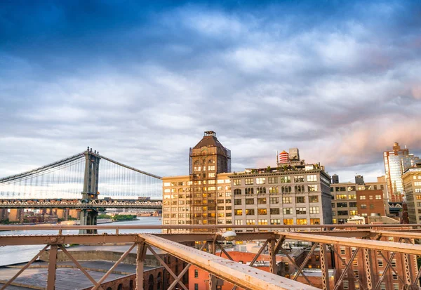 Вид із Бруклінського моста на заході сонця, Нью-Йорк — стокове фото