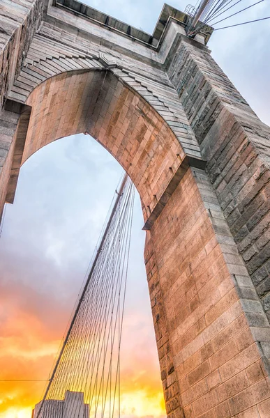 Μπρούκλιν γέφυρα πύργος στο ηλιοβασίλεμα — Φωτογραφία Αρχείου
