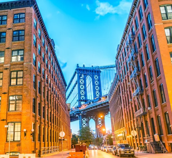 The Manhattan Bridge at sunset framed by Brooklyn buildings - NY — Stock Photo, Image