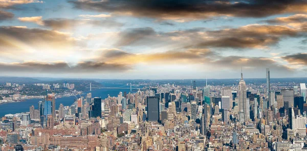 New York City - Flygfoto över Manhattan skyline — Stockfoto