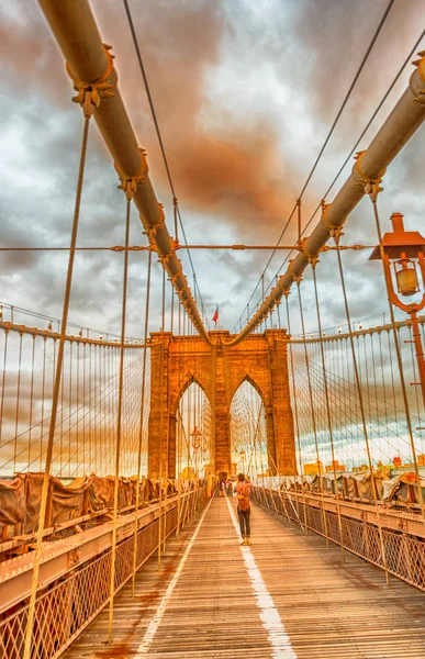 Brooklyn Bridge tornet vid solnedgången — Stockfoto