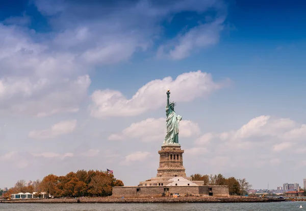 Статуя Свободы с парома, Нью-Йорк, США — стоковое фото