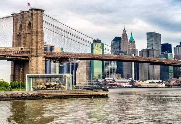 Hajnalban a Brooklyn-híd és a Manhattan látképe — Stock Fotó