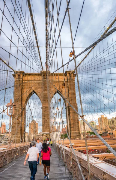 Torre Brooklyn Bridge al tramonto — Foto Stock