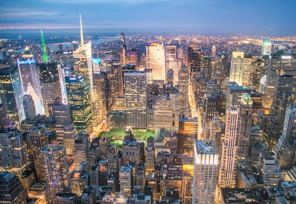 Vista aérea nocturna de Manhattan desde la azotea — Foto de Stock