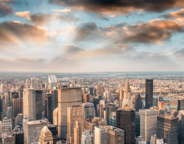 Manhattan'ın ışıklarından New York şehrinin gece, havadan görünümü