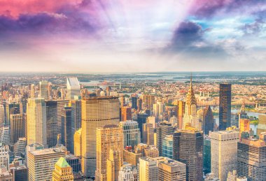 Manhattan'ın ışıklarından New York şehrinin gece, havadan görünümü