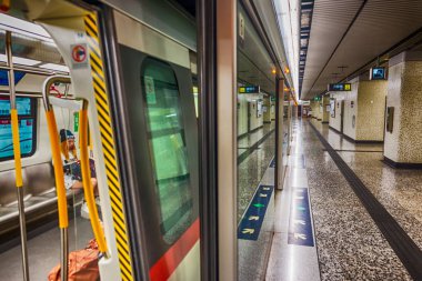 Hong Kong - Nisan 2014: Hong Kong Mtr metro istasyonu. Ma