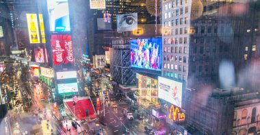 New York City - Haziran 2013: Times Square kalabalık ve trafik ni