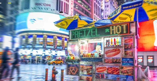 New York City - Haziran 2013: Times Square sokak gıda satıcı — Stok fotoğraf