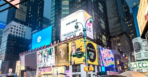 NEW YORK CITY - JUIN 2013 : Times Square foule et la circulation à ni — Photo