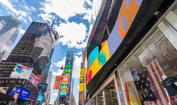 New York City - juni 2013: Times Square, skisserat med Broadway — Stockfoto