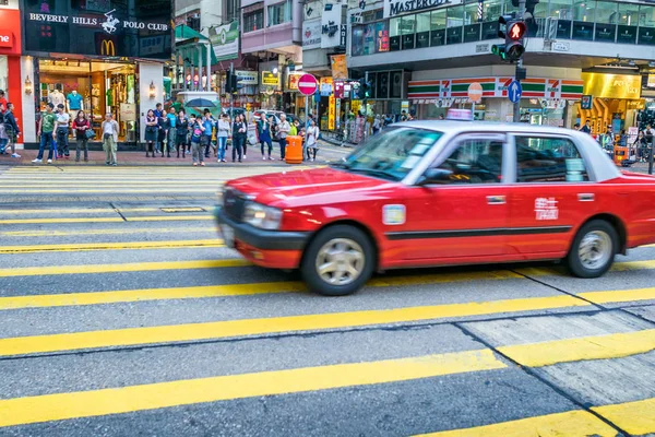 Hong Kong - April 2014: Taxi's op de straat op April 2014 in de Hon — Stockfoto