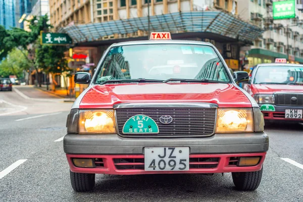 HONG KONG - APRIL 2014: Taxis on the street on April 2014 in Hon — Stock Photo, Image