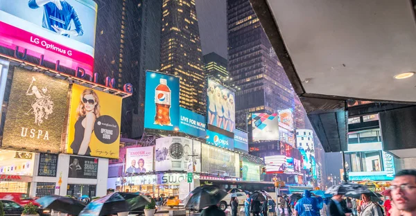 New York City - juni 2013: Times Square folkmassorna och trafik på ni — Stockfoto