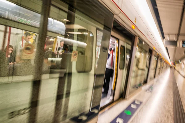 HONG KONG - APRIL 2014: MTR underground station in Hong Kong. Ma — Stock Photo, Image