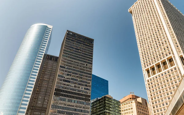 Manhattan-Gebäude in der Innenstadt von der Straße aus gesehen — Stockfoto