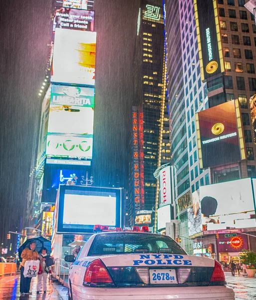 NOVA CIDADE YORK - JUNHO 2013: Multidões Times Square e tráfego em ni — Fotografia de Stock