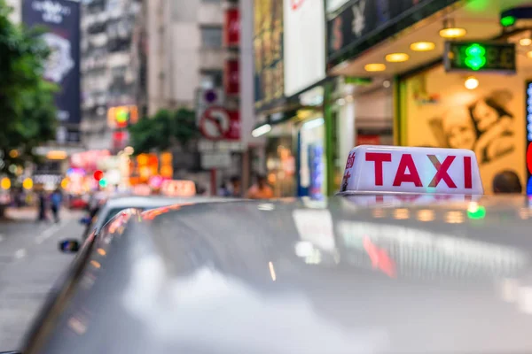 Hong Kong - April 2014: Taxi's op de straat op April 2014 in de Hon — Stockfoto