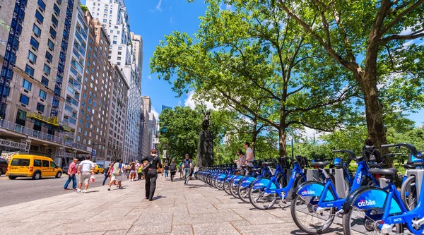 NUEVA YORK CITY - JUNIO 2013: Estación de bicicletas Citi en Manhattan en Jun — Foto de Stock