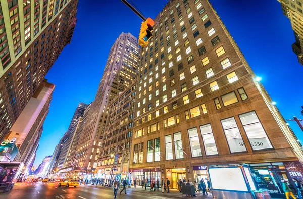 NEW YORK CITY - SEPTEMBER 2015: Traffic lights at night along ma — Stock Photo, Image