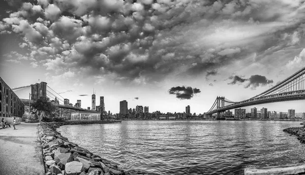 Нью-Йорк. Бруклинский и Манхэттенский мосты на закате — стоковое фото