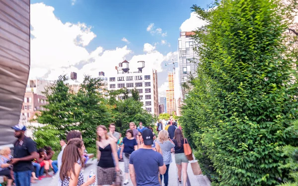 NEW YORK CITY - JUNE 15, 2013: Blurred people movement on High L — Stock Photo, Image