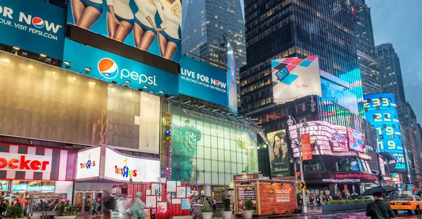 New York City - június 2013: Times Square tömeg és a forgalom az ni — Stock Fotó