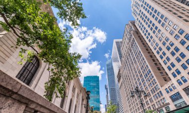Midtown Manhattan gökdelen, yukarı doğru görünümü