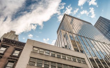 Şehir merkezindeki Manhattan binalar caddeden görüldü