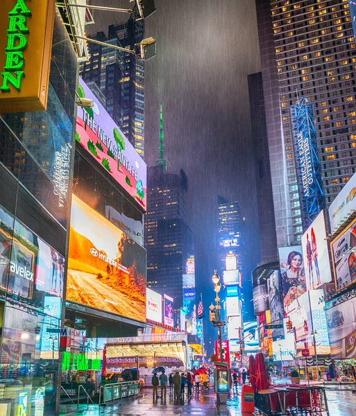 NUEVA YORK CITY - JUNIO 2013: Times Square multitudes y el tráfico en ni — Foto de Stock