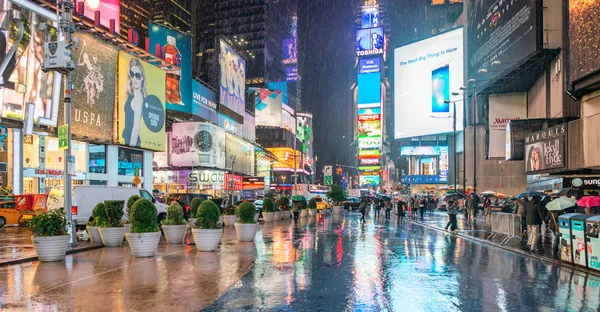 New York City - juni 2013: Times Square drukte en verkeer op ni — Stockfoto