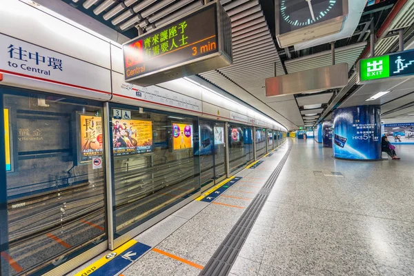 HONG KONG - APRIL 2014: MTR underground station in Hong Kong. Ma — Stock Photo, Image