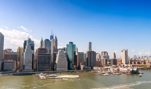 Vista de helicóptero de Lower Manhattan em um dia ensolarado — Fotografia de Stock