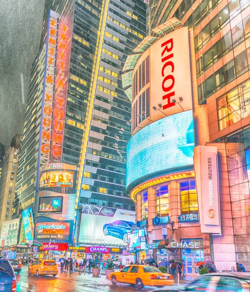 New York City - Haziran 2013: Times Square kalabalık ve trafik ni — Stok fotoğraf
