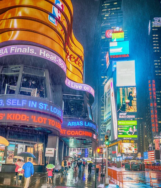 纽约城-2013 年 6 月︰ 纽约时报广场人群和交通在 ni — 图库照片