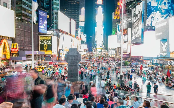 New York City - juni 2013: Times Square på natten med turister. — Stockfoto