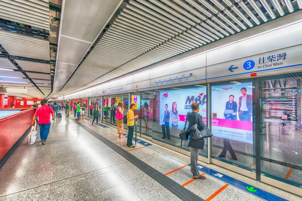 HONG KONG - ABRIL 2014: Estação de metrô MTR em Hong Kong. Mãe... — Fotografia de Stock