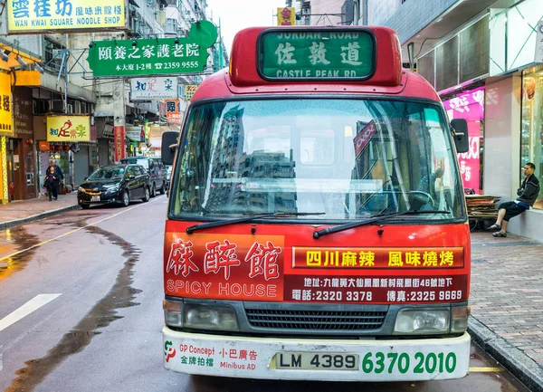 Hong Kong - April 2014: Taxi's op de straat op April 2014 in de Hon — Stockfoto