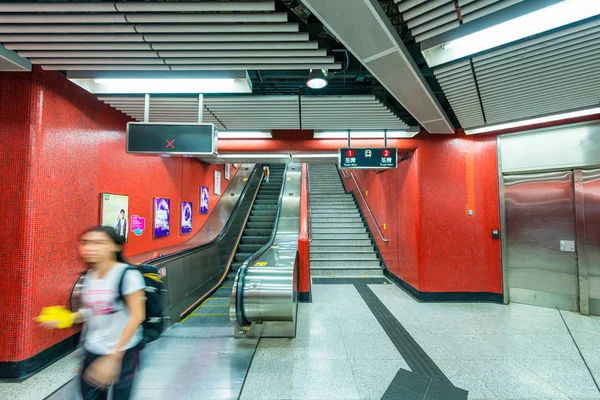 Hong Kong - kwiecień 2014: Podziemnych stacji Mtr w Hong Kongu. Ma — Zdjęcie stockowe