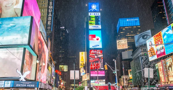 Νέα Υόρκη - Ιούνιος 2013: Times Square πληθών και της κυκλοφορίας στο Νι — Φωτογραφία Αρχείου