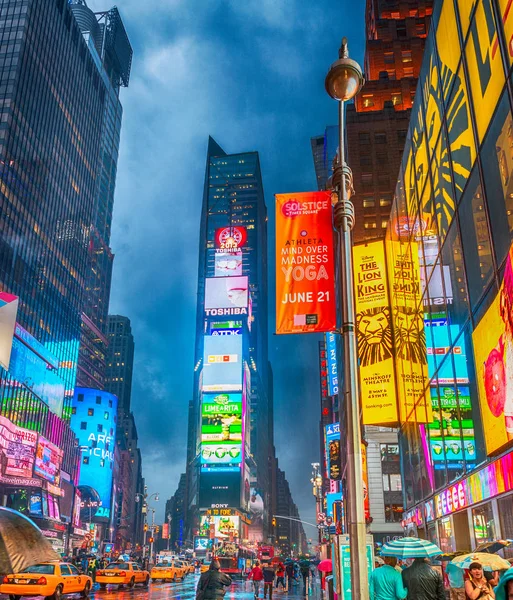 NUEVA YORK CITY - JUNIO 2013: Times Square multitudes y el tráfico en ni — Foto de Stock