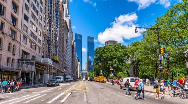 NEW YORK CITY - JUNE 2013: Streets of Midtown Manhattan with tal — Stock Photo, Image