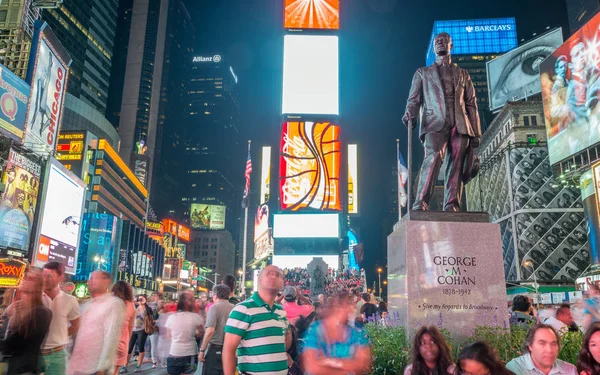 New York City - červen 2013: Times Square v noci s turisty. — Stock fotografie