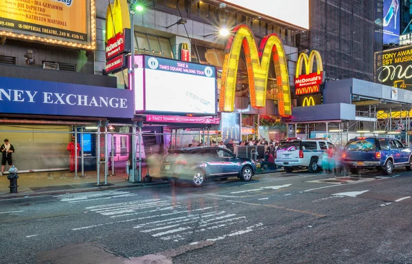 НЬЮ-ЙОРК - ИЮНЬ 2013: Таймс-сквер ночью с туристами . — стоковое фото